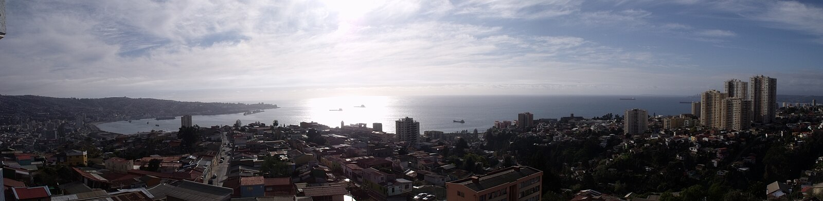 Vista del Cerro Barón en Valparaíso, Chile, con el puerto y la bahía al fondo